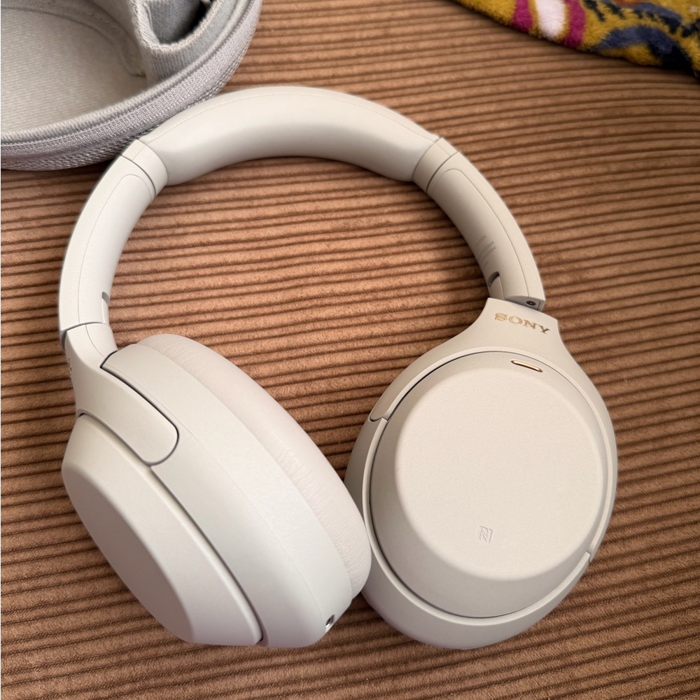 sony xm4 headphones - sandstone